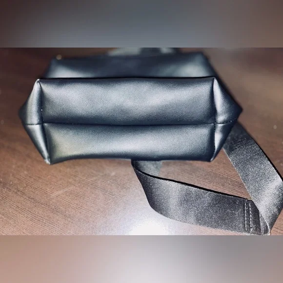 ✨ Black Faux Leather Crossbody Bag with Wide Strap – Trendy Everyday Purse✨ - Picture 4 of 5